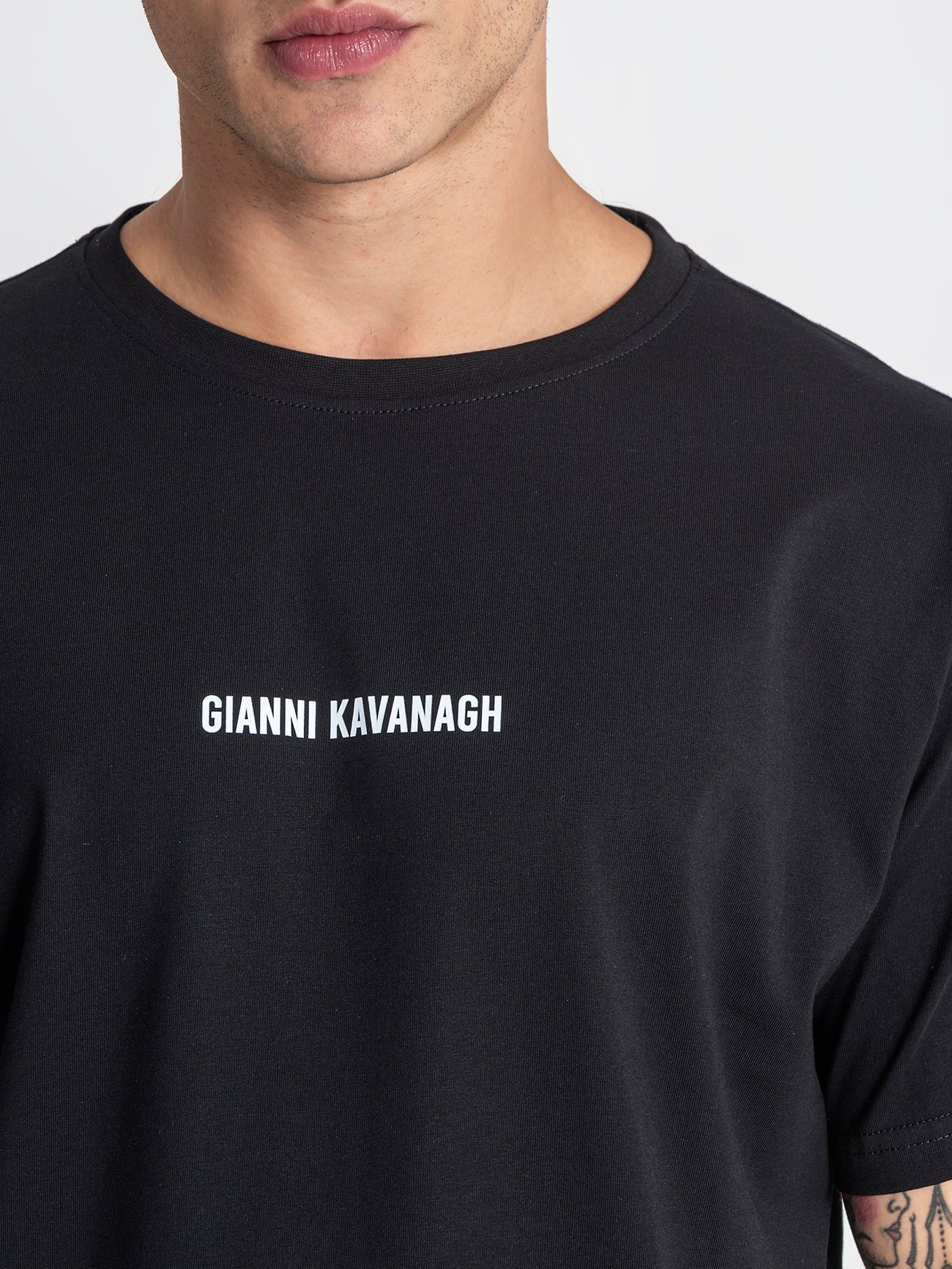 T-shirt Preta Gianni Kavanagh SS26