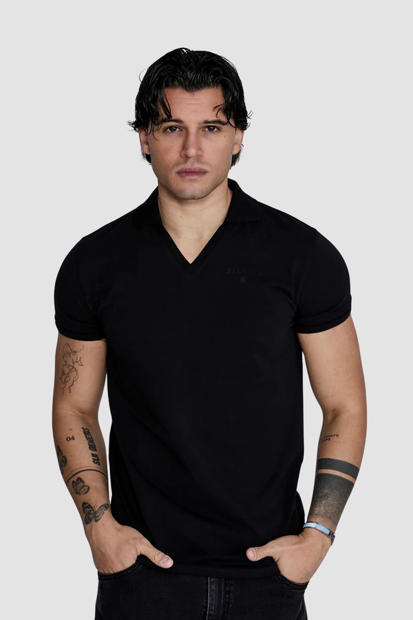 Polo Preto com Decote em V