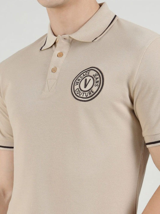 Polo Bege Emblema frontal Versace Jeans Couture