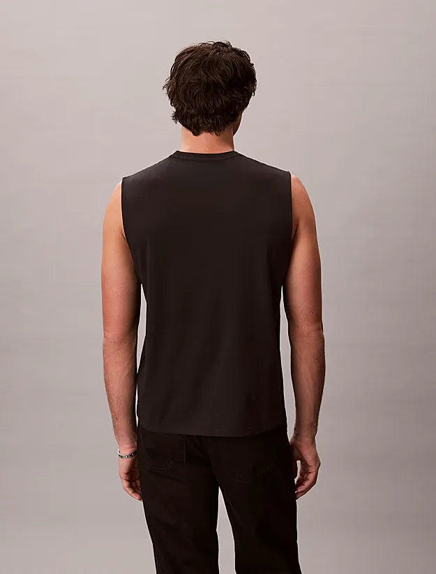 T-Shirt Preta Caveada Calvin Klein SS26