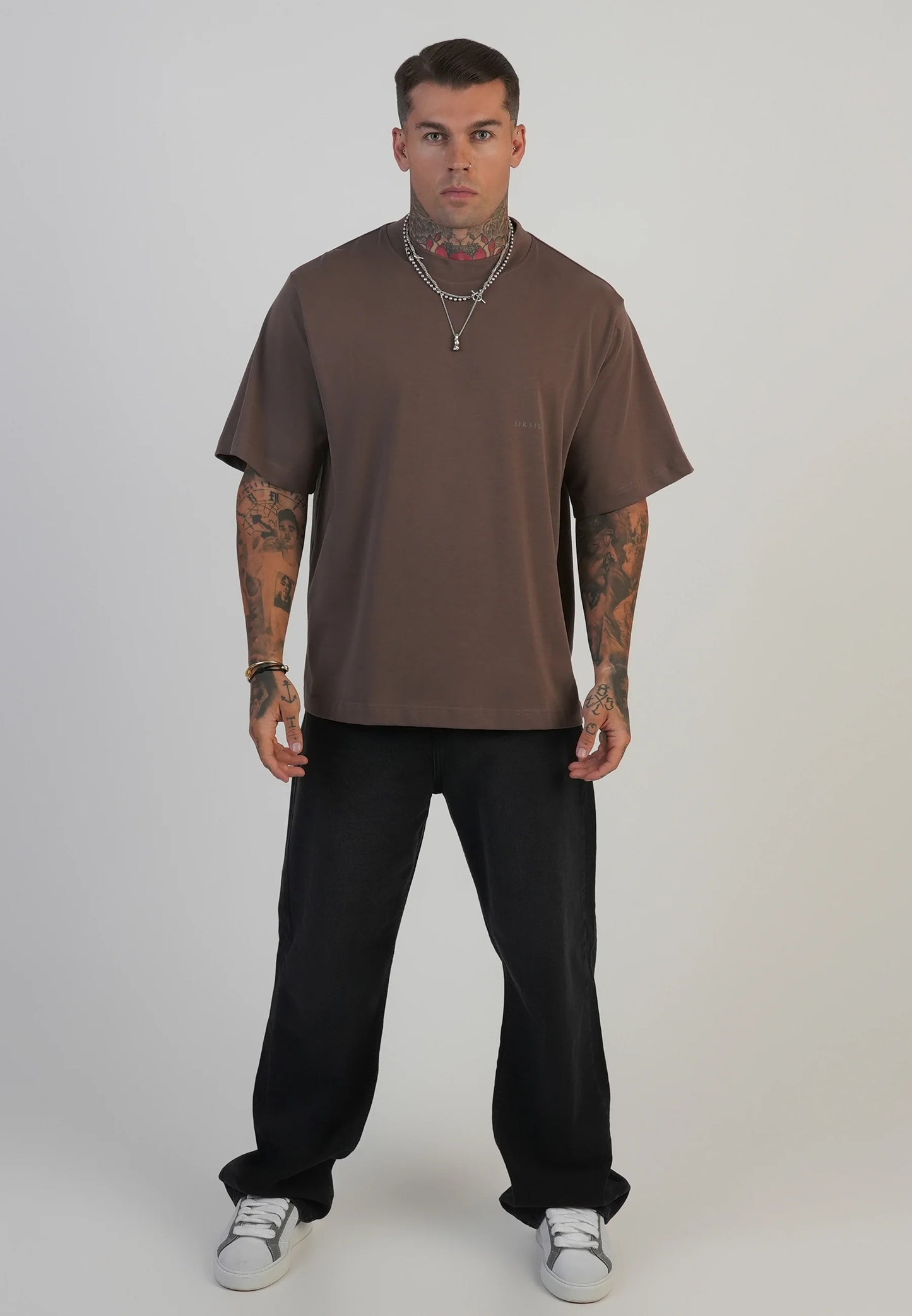 T-shirt castanha SikSilk FW25