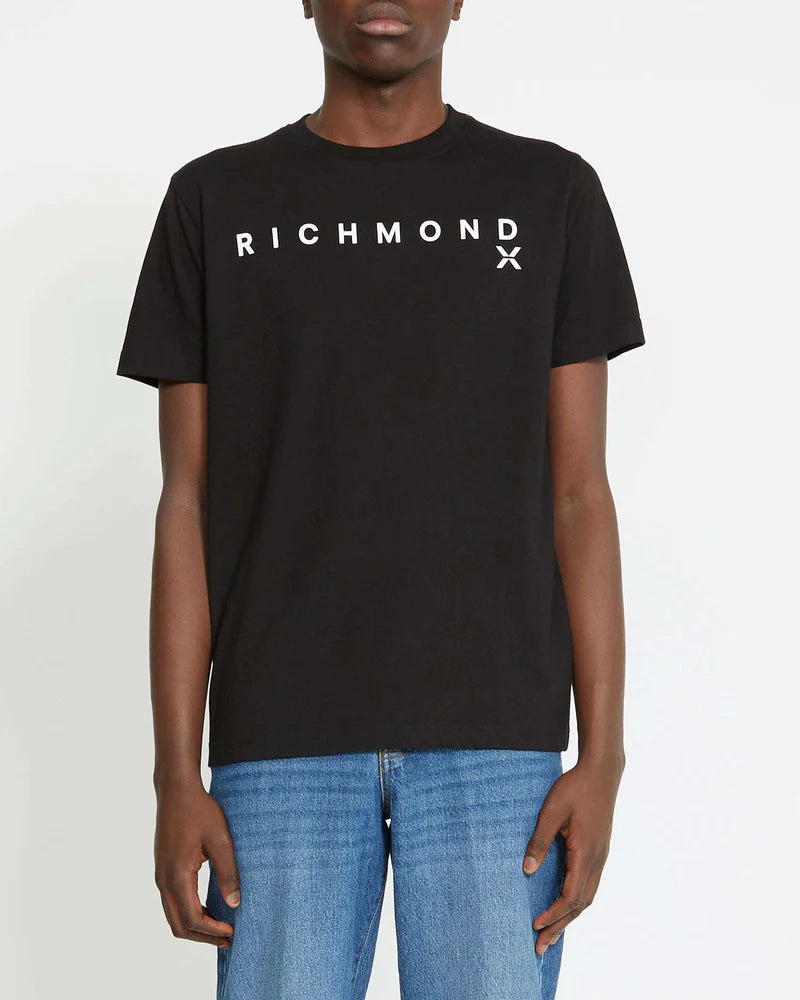 CAMISETA JOHN RICHMOND CON LOGO EN CONTRASTE DELANTERO OI23