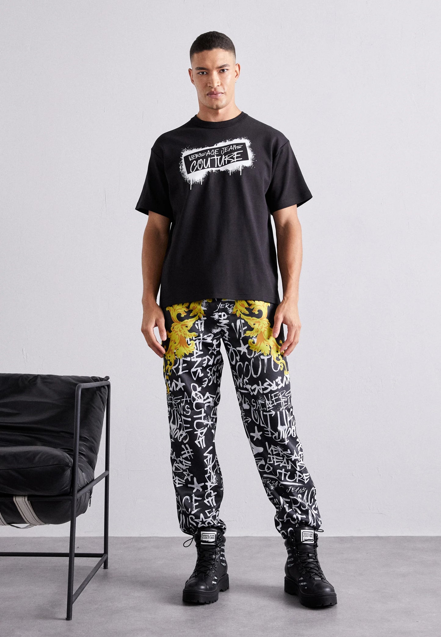 Versace Jeans Couture GRAFFITI LOGO - Camiseta con estampado OI23