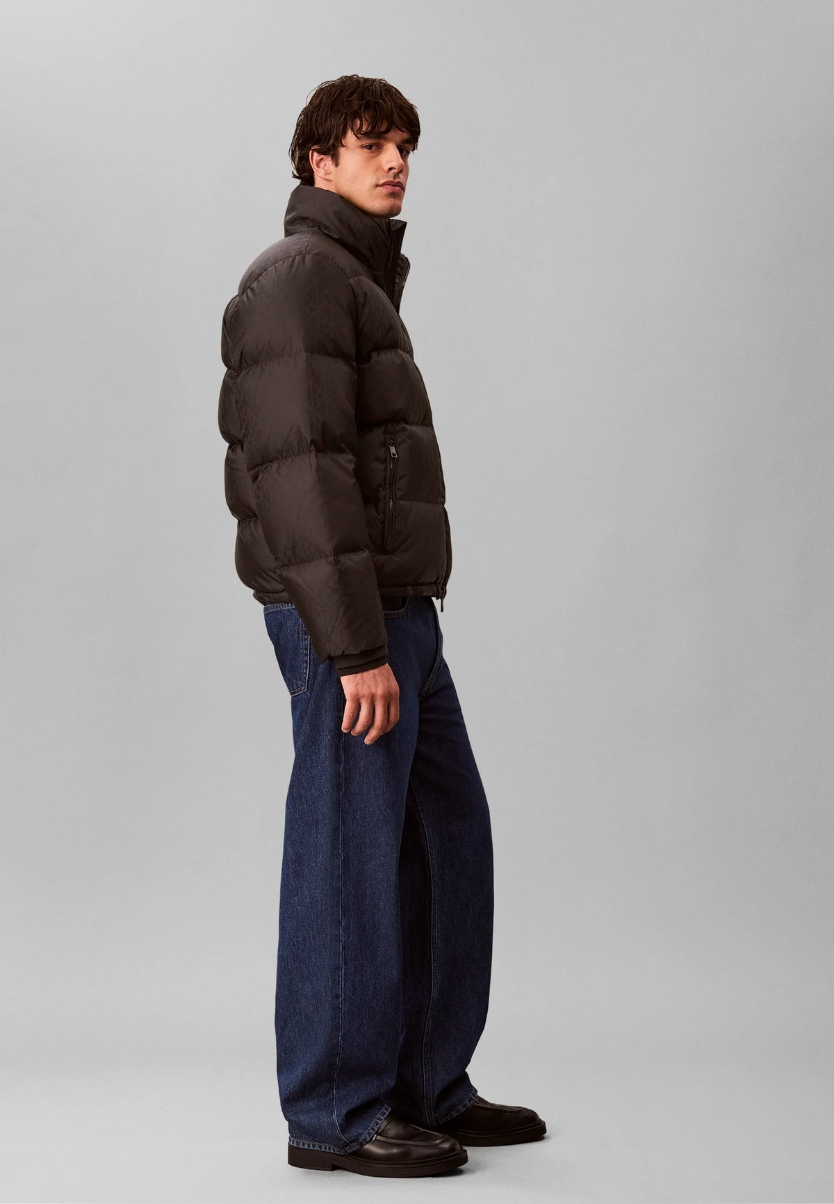 Casaco de Penas Calvin Klein com Logo Monograma Preto Calvin Klein
