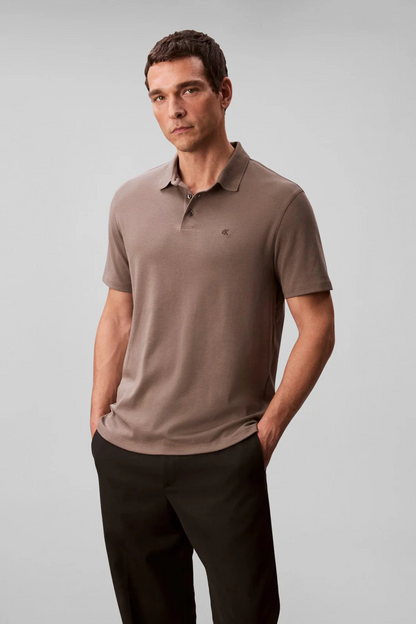 Polo Castanho Calvin Klein FW25 Calvin Klein