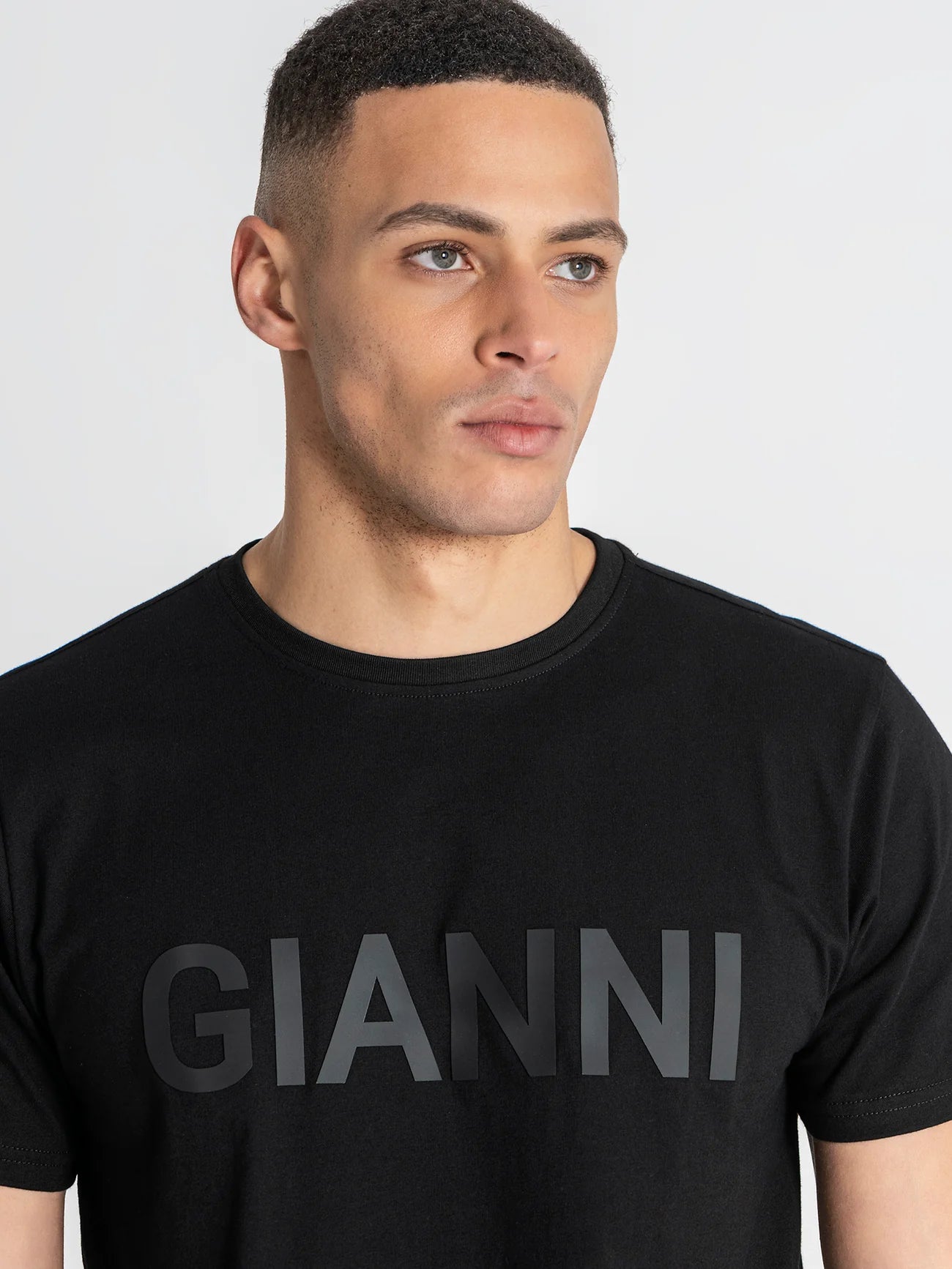T-shirt Preta com Relevo Gianni Kavanagh