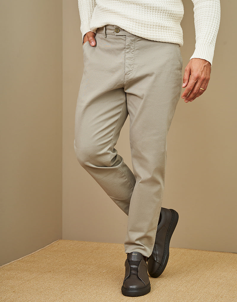 Calça Chino Tapered Taupe FW25