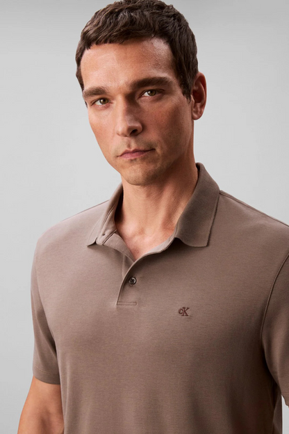 Polo Castanho Calvin Klein FW25 Calvin Klein