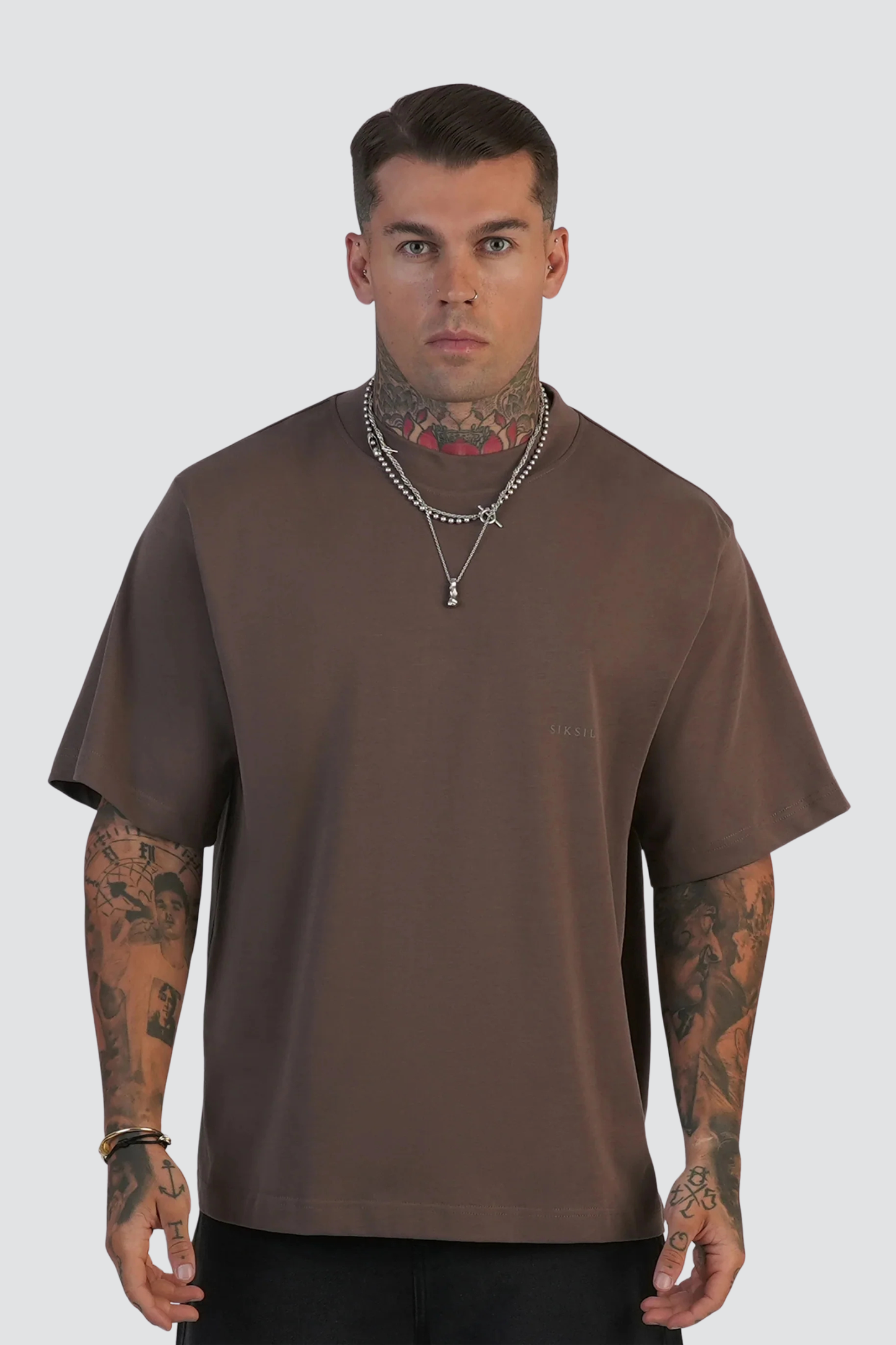 T-shirt castanha SikSilk FW25