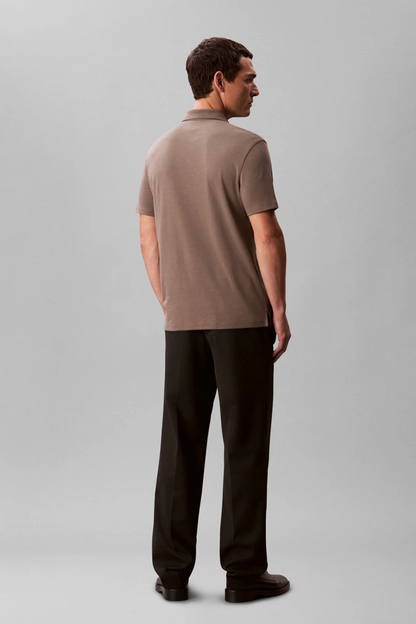 Polo Castanho Calvin Klein FW25 Calvin Klein