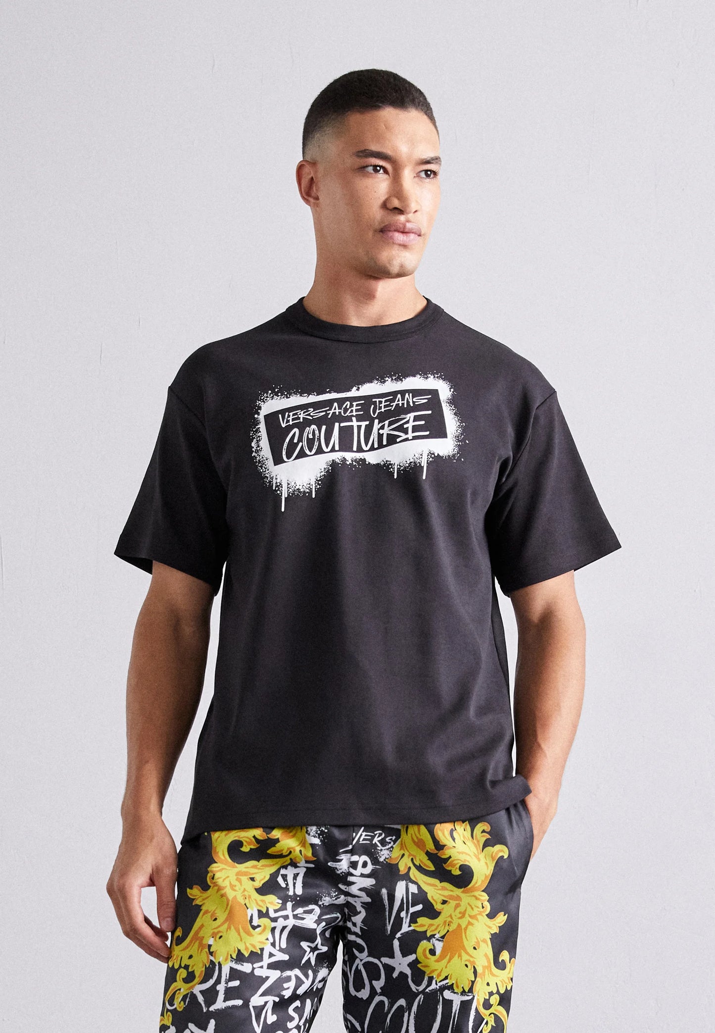 Versace Jeans Couture GRAFFITI LOGO - Camiseta con estampado OI23