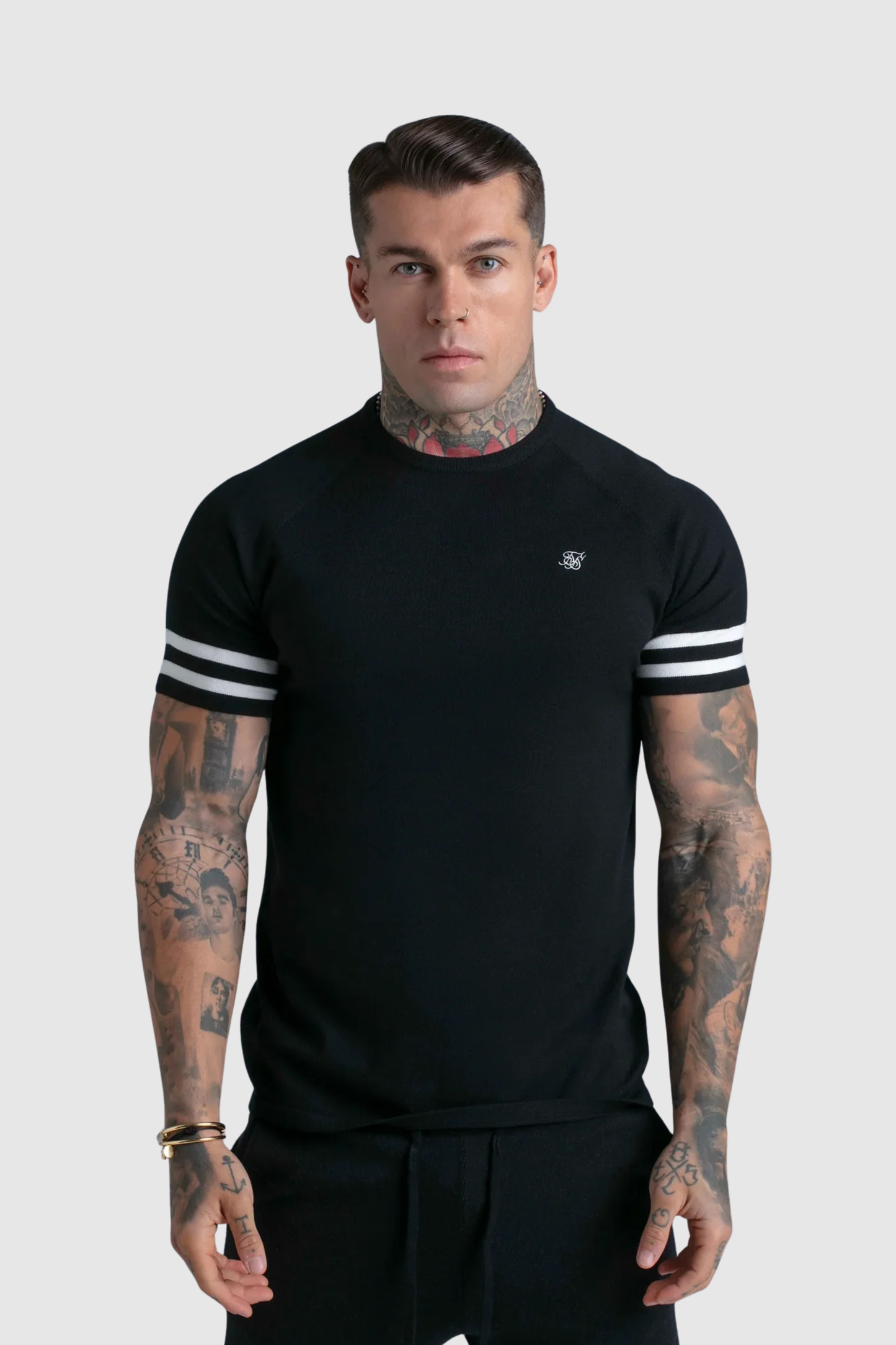 T-shirt Preta com Detalhes em Branco