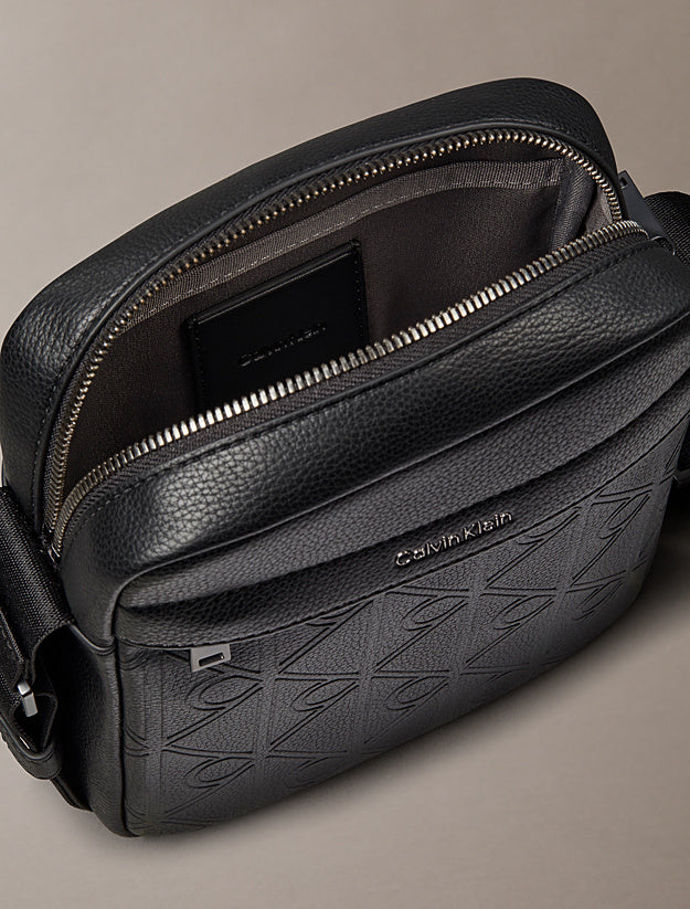 Bolsa com Padrão Monograma Calvin Klein Preta Calvin Klein