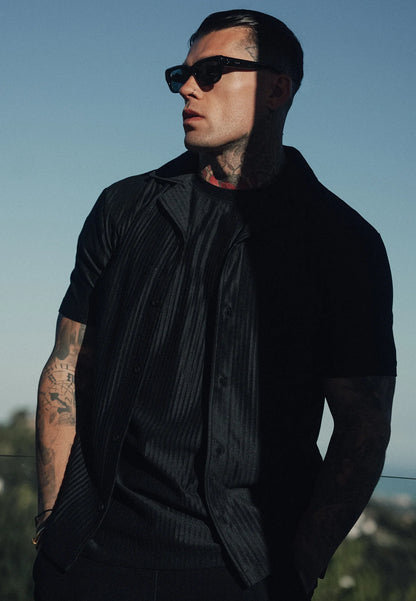 Camisa em Tecido Plissado de Manga Curta Preta SikSilk