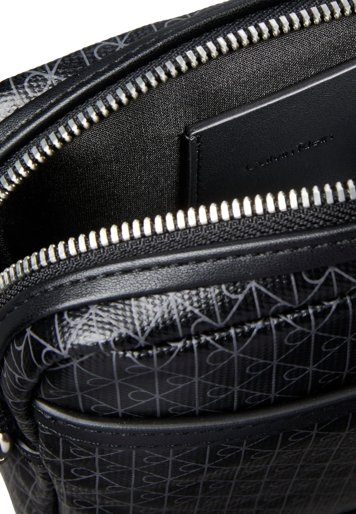 Bolsa Tiracolo Calvin Klein Preta Monograma Ovelha Negra Premium
