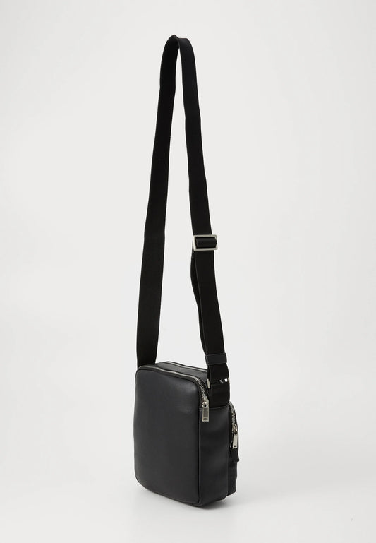Bolsa Tira Colo Preta Calvin Klein FW25