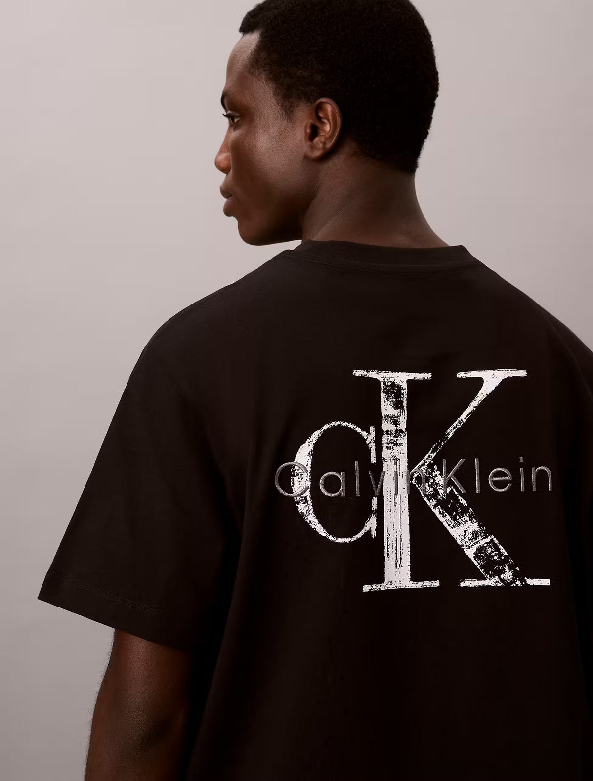 T-shirt Estampada e com Logo Calvin Klein Preta Calvin Klein