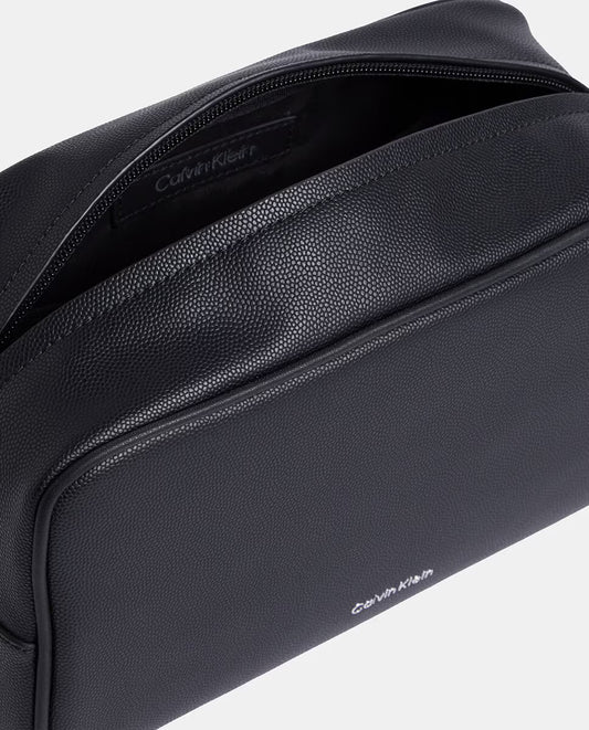 Necessaire Preta Calvin Klein FW25